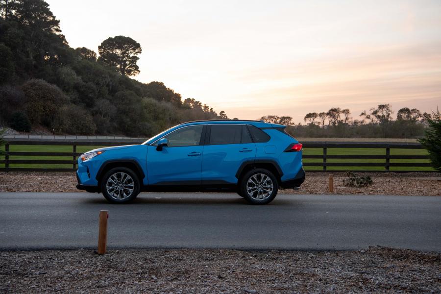  Toyota RAV4 XLE AWD 2018 года  (NA) (фото 13 из 34)